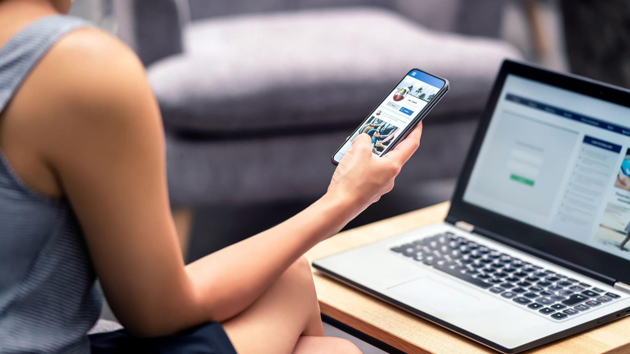 Una mujer revisa un perfil en una red social 