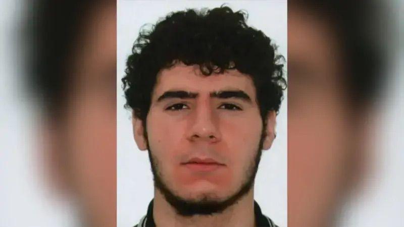 Una foto difundida por la Policía de Berlín del presunto autor del atropello. El hombre tiene el pelo negro, rulos y barba. 