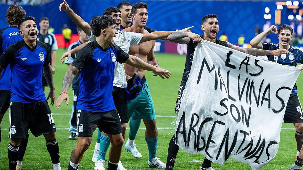 La FIFA confirma que evalúa posibles sanciones a Argentina por mostrar una pancarta de las Malvinas/Falklands tras el triunfo sobre Inglaterra