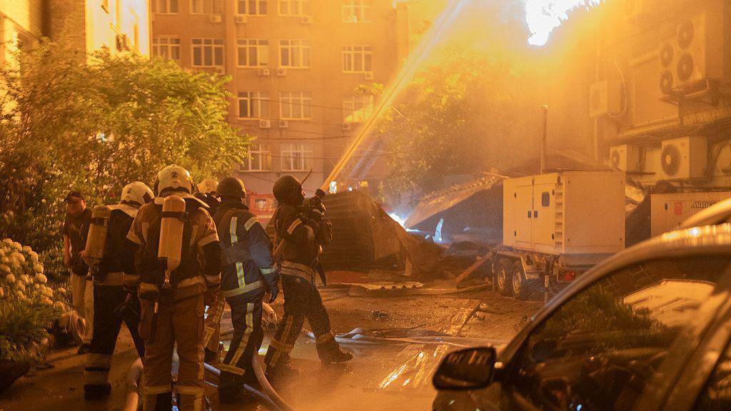 Bomberos apagan un incendio en Kyiv.