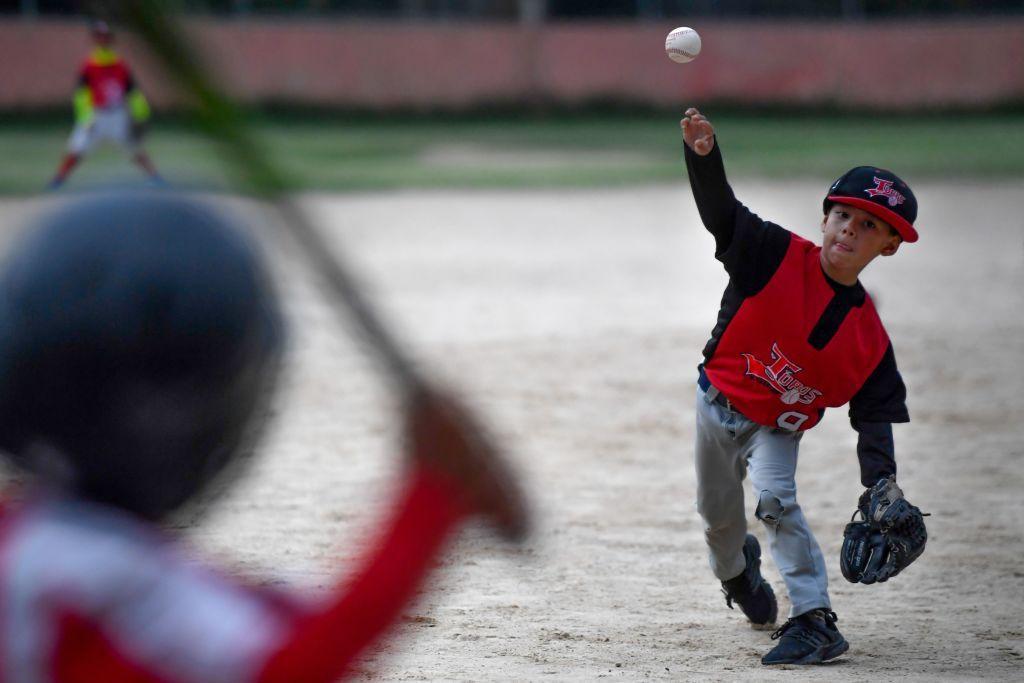 Un ni&ntilde;o de unos 5 a&ntilde;os lanza la pelota a otro que se dispone a batear.