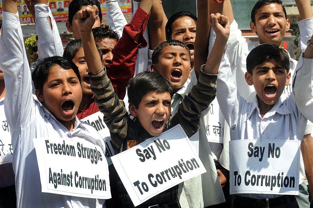 Estudiantes indios gritan consignas anticorrupción en apoyo a la veterana activista social india Anna Hazare en un jardín de Amritsar, 8 de abril de 2011