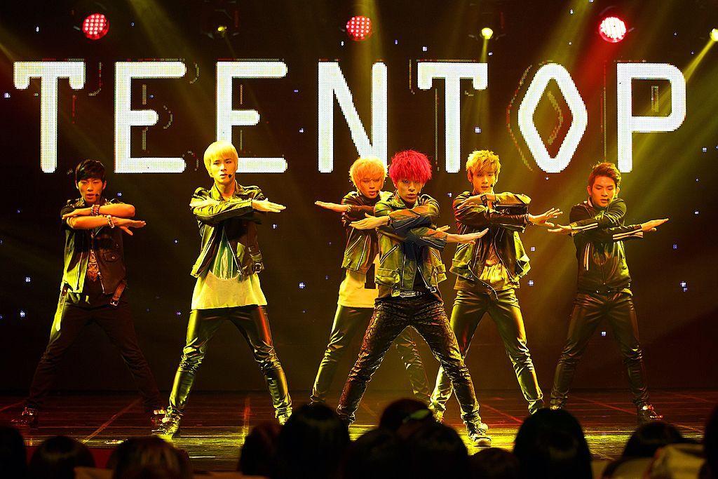 Esta fotografía, tomada el 26 de septiembre de 2013, muestra al grupo de ídolos surcoreano Teen Top actuando en el programa Mnet Countdown, en Seúl.
