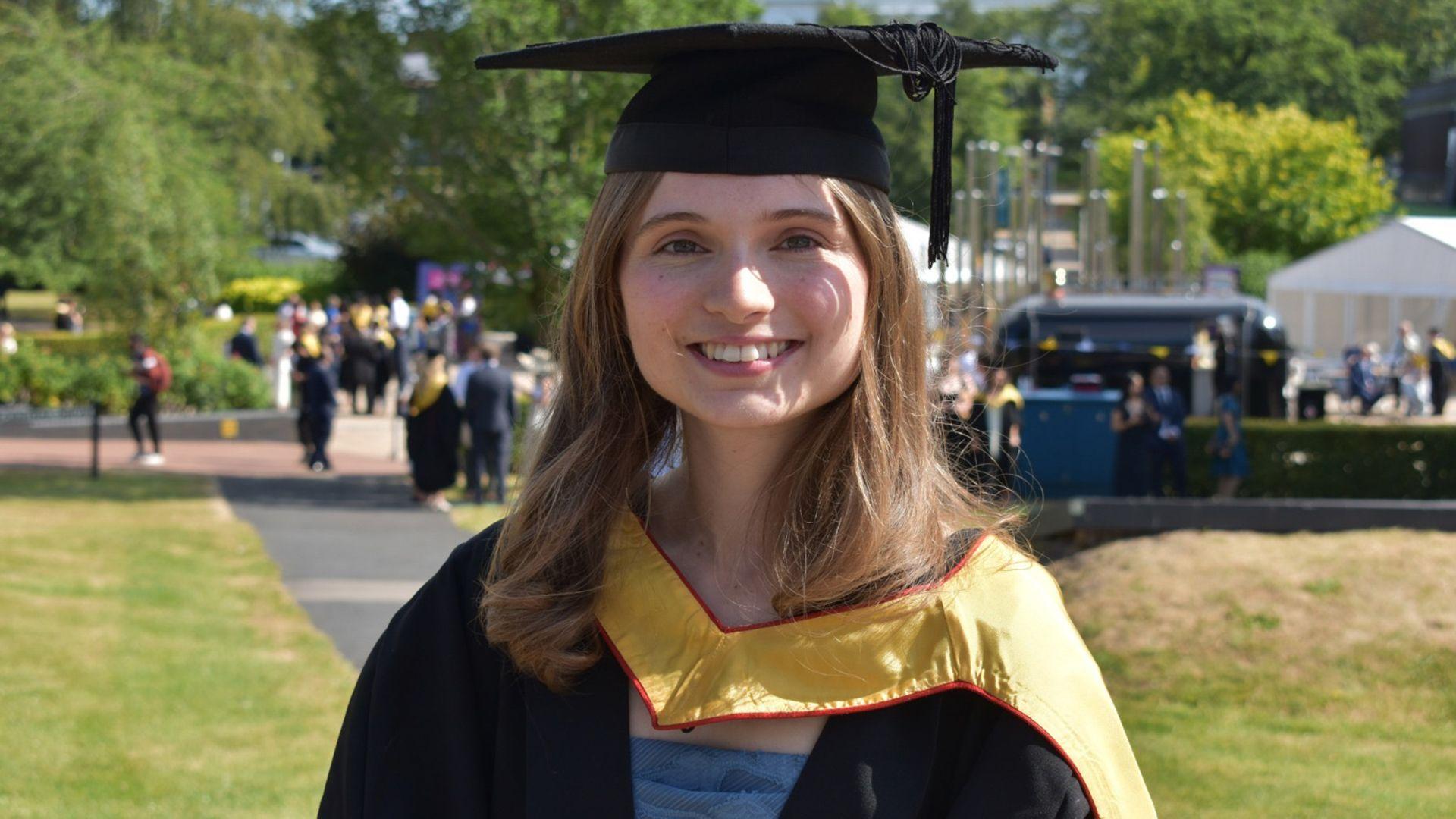 Ellie Waters-Barnes en su graduación