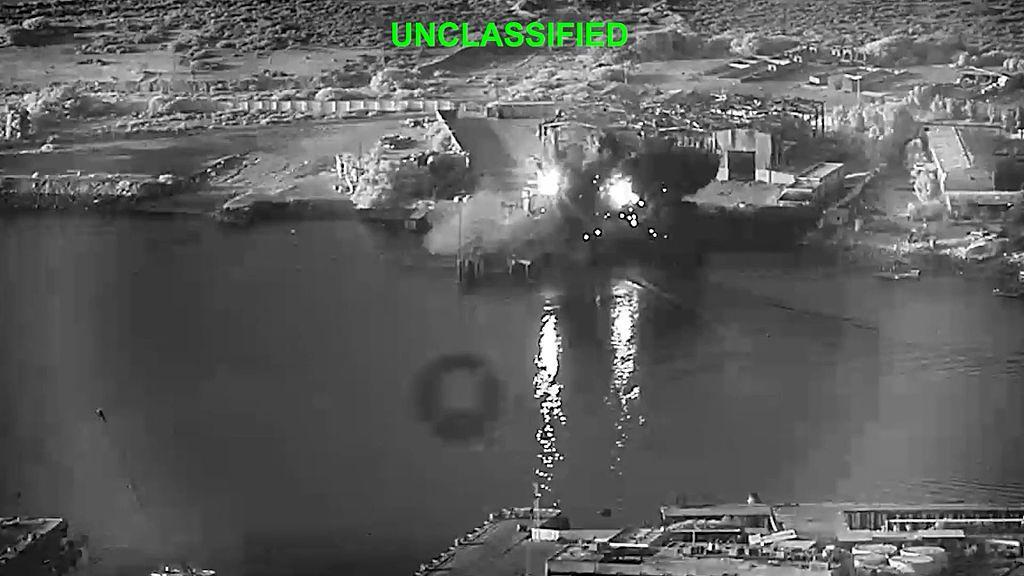 En estas im&aacute;genes facilitadas por el Departamento de Defensa de EE.UU., drones navales estadounidenses atacan un submarino y una instalaci&oacute;n de mantenimiento de buques el 13 de julio de 2026, en una zona no revelada de Ir&aacute;n.