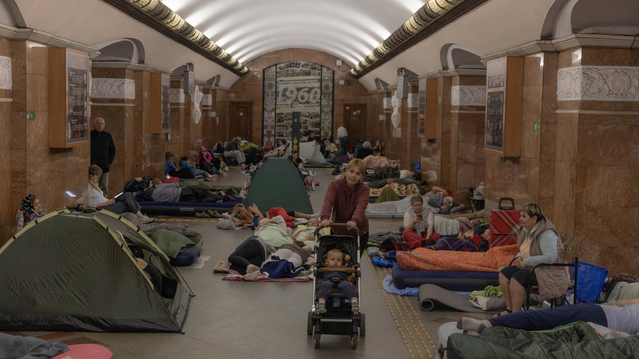 Tiendas de campa&ntilde;a, sacos de dormir y colchones enrollables utilizados por personas que acampan en una estaci&oacute;n de metro subterr&aacute;nea en el centro de Kyiv.