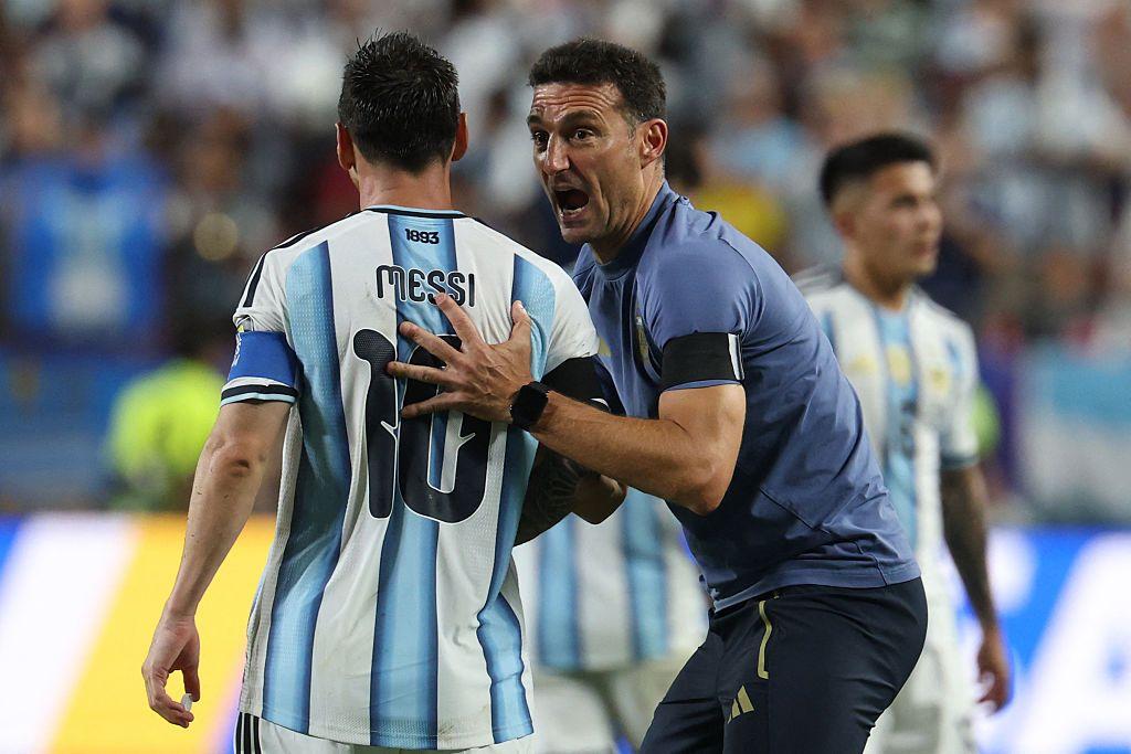 Scaloni da instrucciones a Messi durante el partido de Argentina contra Suiza en el Mundial 2026