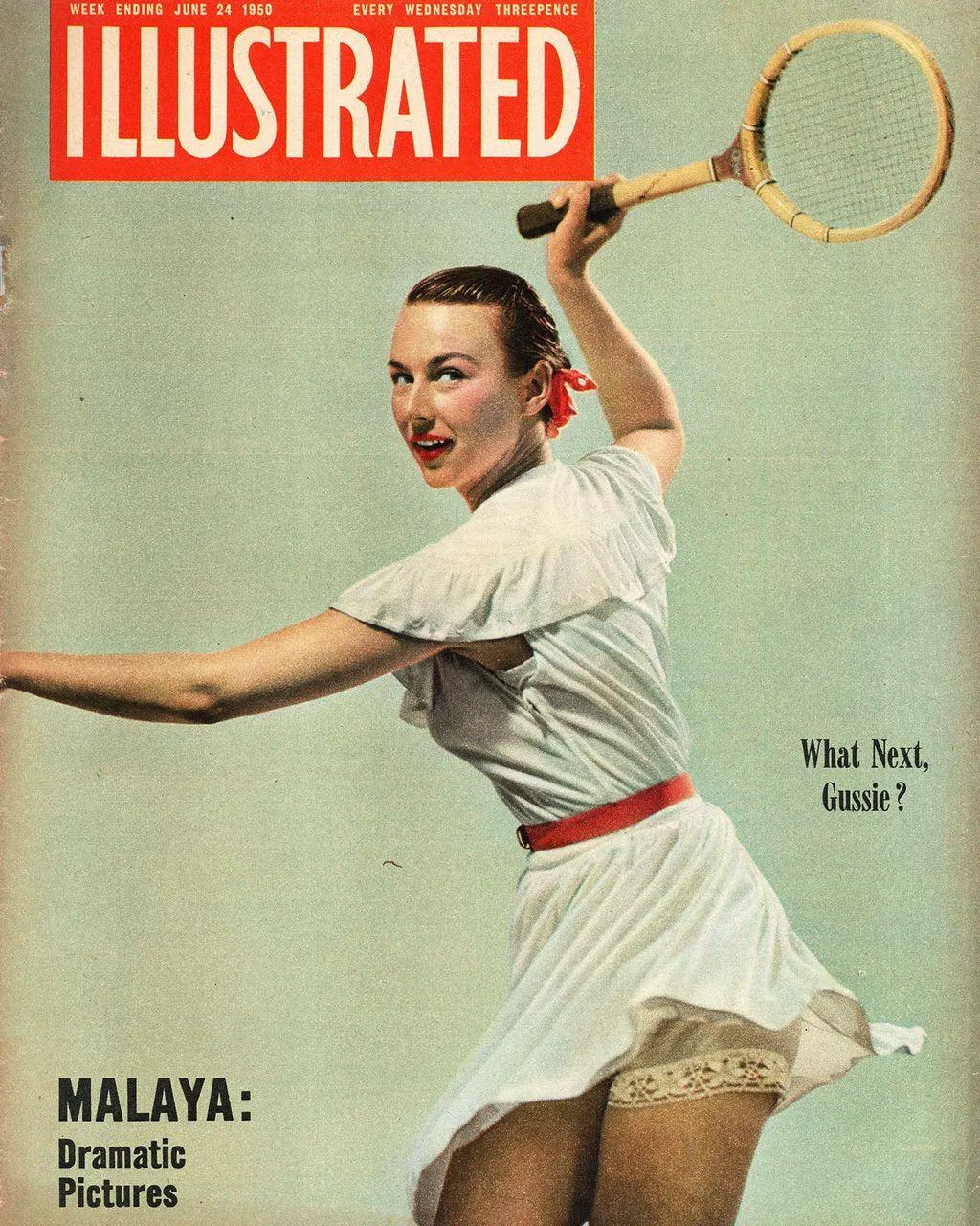 Portada de la revista Sports Illustrated con Gussie en posici&oacute;n de juego, con el pelo atado con una cinta roja, vestido blanco con cinta roja en la cintura, y la falda en movimiento, dejando ver un poco del encaje de sus bragas. 