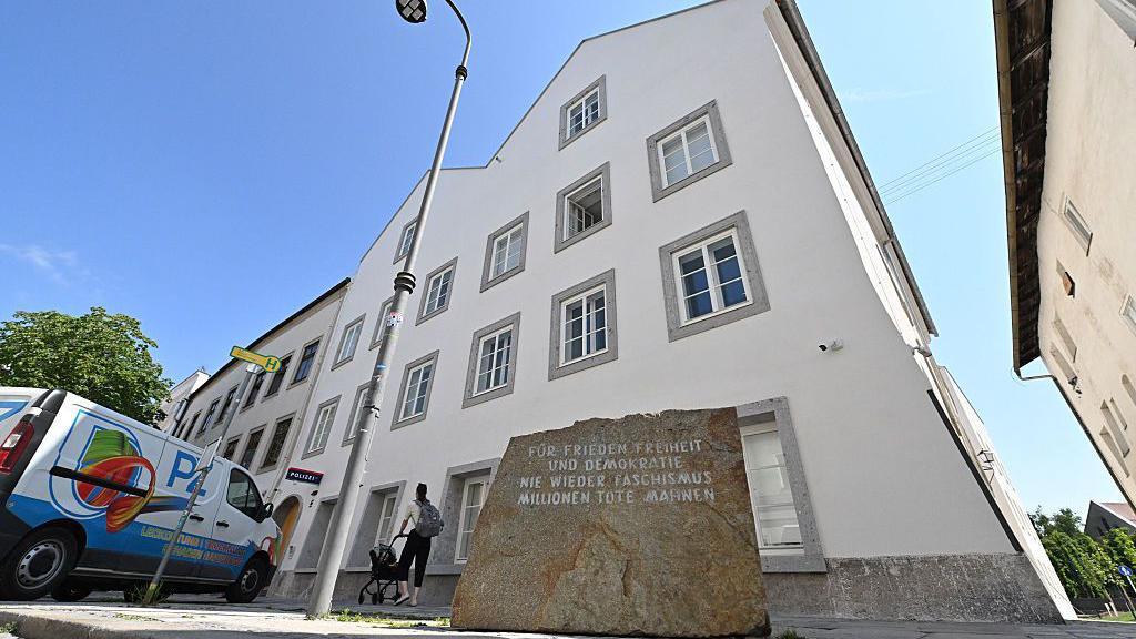 Una lápida conmemorativa se alza frente a la casa natal del exdictador alemán Adolf Hitler, convertida en comisaría de policía, en Braunau am Inn.