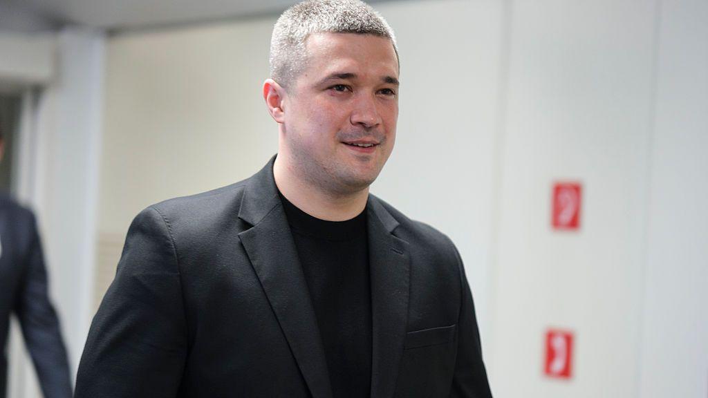 Mykhailo Fedorov, un hombre con chaqueta gris y camiseta negra, con el pelo gris muy corto.
