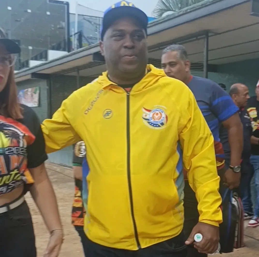 Jhonry Sojo vestido de amarillo, con gorra de b&eacute;isbol en un evento deportivo antes de los terremotos.
