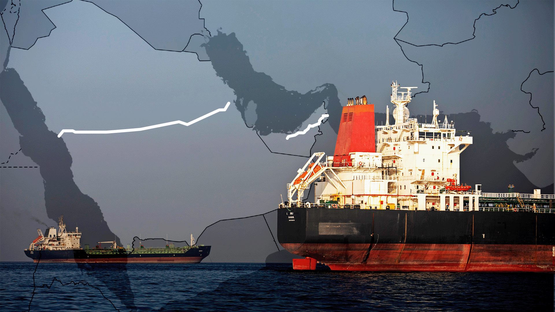 Imagen compuesta que muestra dos petroleros en alta mar frente a un mapa de la pen&iacute;nsula ar&aacute;biga. L&iacute;neas blancas superpuestas al mapa indican las rutas del oleoducto Este-Oeste de Arabia Saudita y del oleoducto Habshan-Fuyaira de Emiratos &Aacute;rabes Unidos, alternativas al transporte de petr&oacute;leo a trav&eacute;s del estrecho de Ormuz. Un gran petrolero se muestra en primer plano a la derecha, con un petrolero m&aacute;s peque&ntilde;o a lo lejos a la izquierda. El mapa muestra los pa&iacute;ses y las costas alrededor del golfo P&eacute;rsico y el mar Rojo.