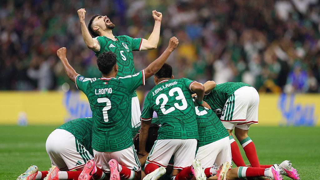 Jugadores de M&eacute;xico celebran su victoria sobre Ecuador.