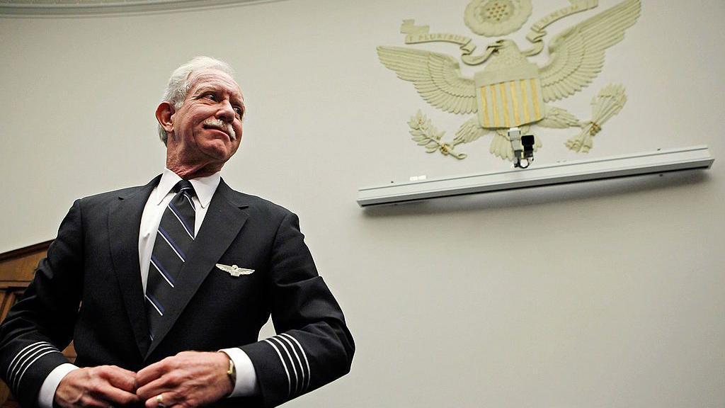 El capit&aacute;n de US Airways, Chesley "Sully" Sullenberger III, se prepara para testificar ante el Subcomit&eacute; de Derecho Comercial y Administrativo del Comit&eacute; Judicial de la C&aacute;mara de Representantes en el Capitolio el 16 de diciembre de 2009 en Washington, DC. 