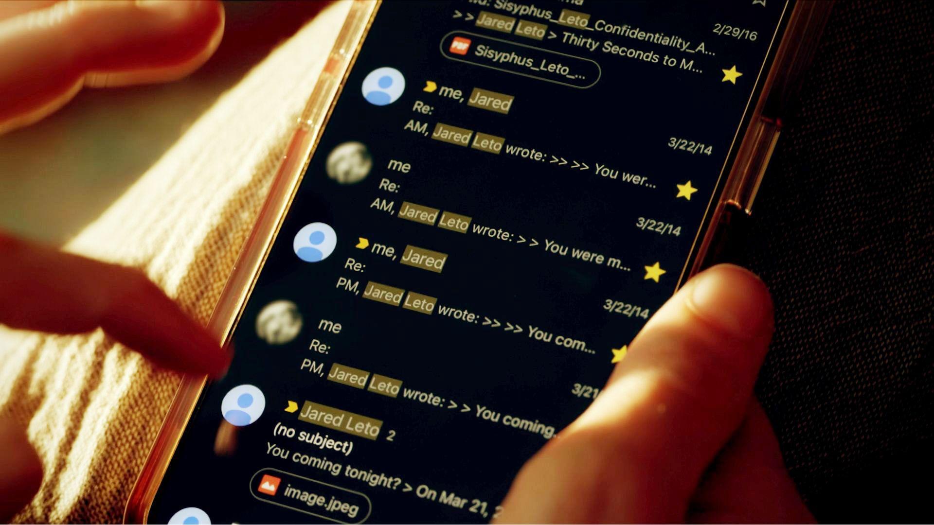 Una pantalla de celular, donde se muestran mensajes entre "yo" y Jared Leto. Se aprecian fragmentos de los mensajes, como por ejemplo: "¿Vienes esta noche?".