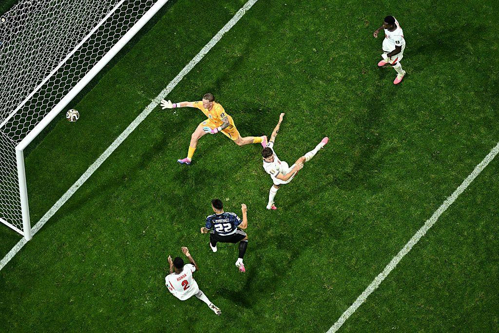 Lautaro Mart&iacute;nez marca de cabeza el segundo gol de Argentina en la semifinal del Mundial 2026 contra Inglaterra