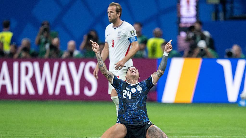El jugador argentino Enzo Fern&aacute;ndez celebra delante del capit&aacute;n de la selecci&oacute;n inglesa, Harry Kane.