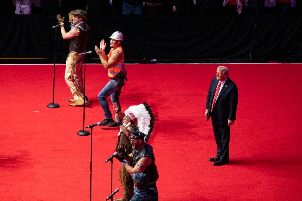 Trump en una interpretaci&oacute;n en vivo de Village People