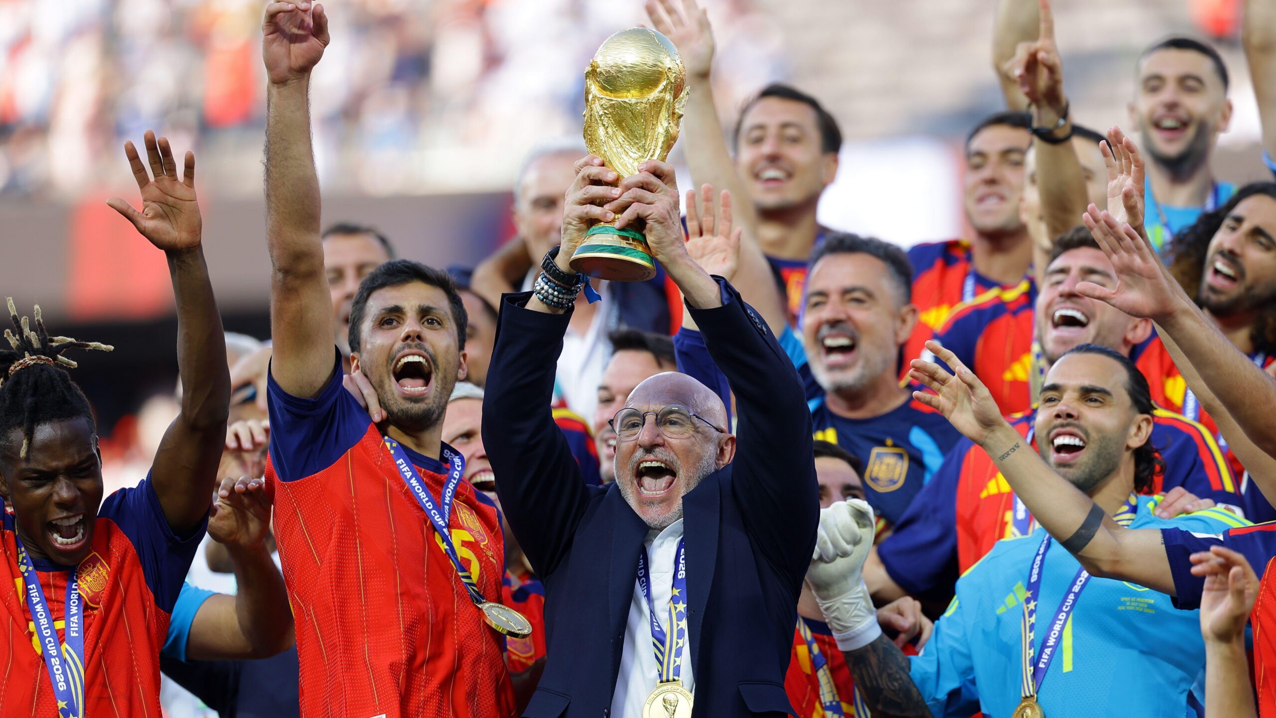 El seleccionador de Espa&ntilde;a, Luis de la Fuente, levanta el trofeo de la Copa del Mundo mientras el equipo celebra tras ganar la final de la Copa Mundial de la FIFA 2026 entre Espa&ntilde;a y Argentina, en Nueva Jersey.