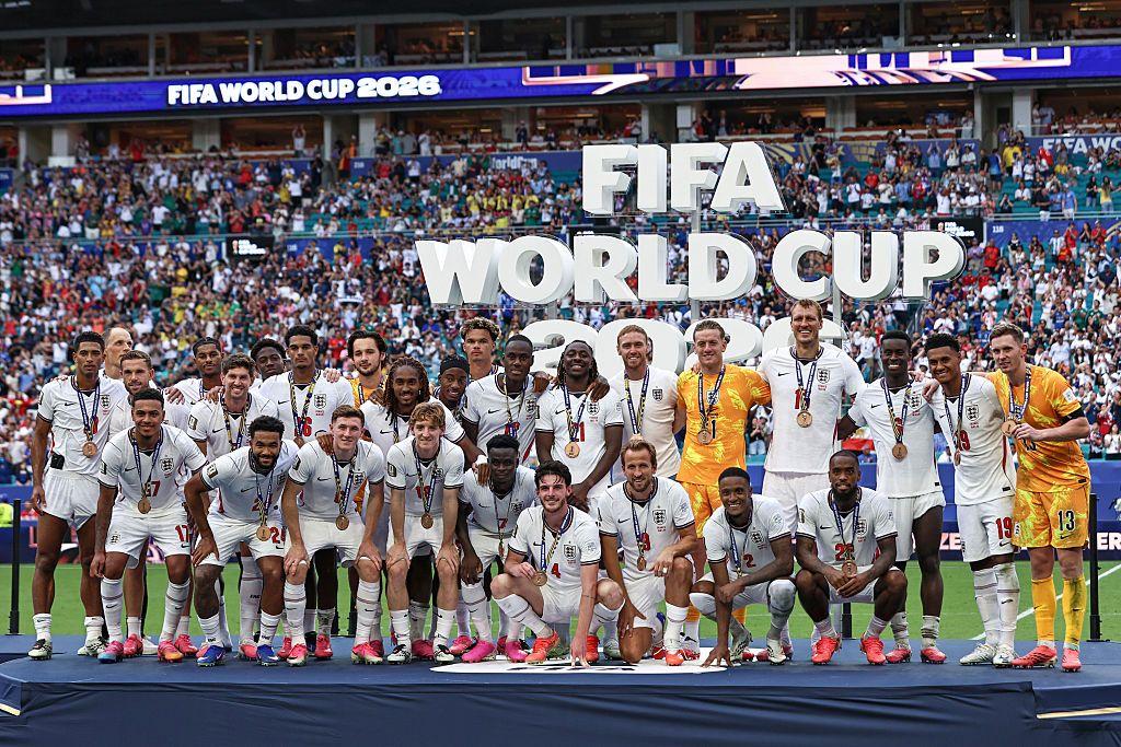 Los jugadores de Inglaterra tras recibir sus medallas por el tercer puesto en el Mundial.