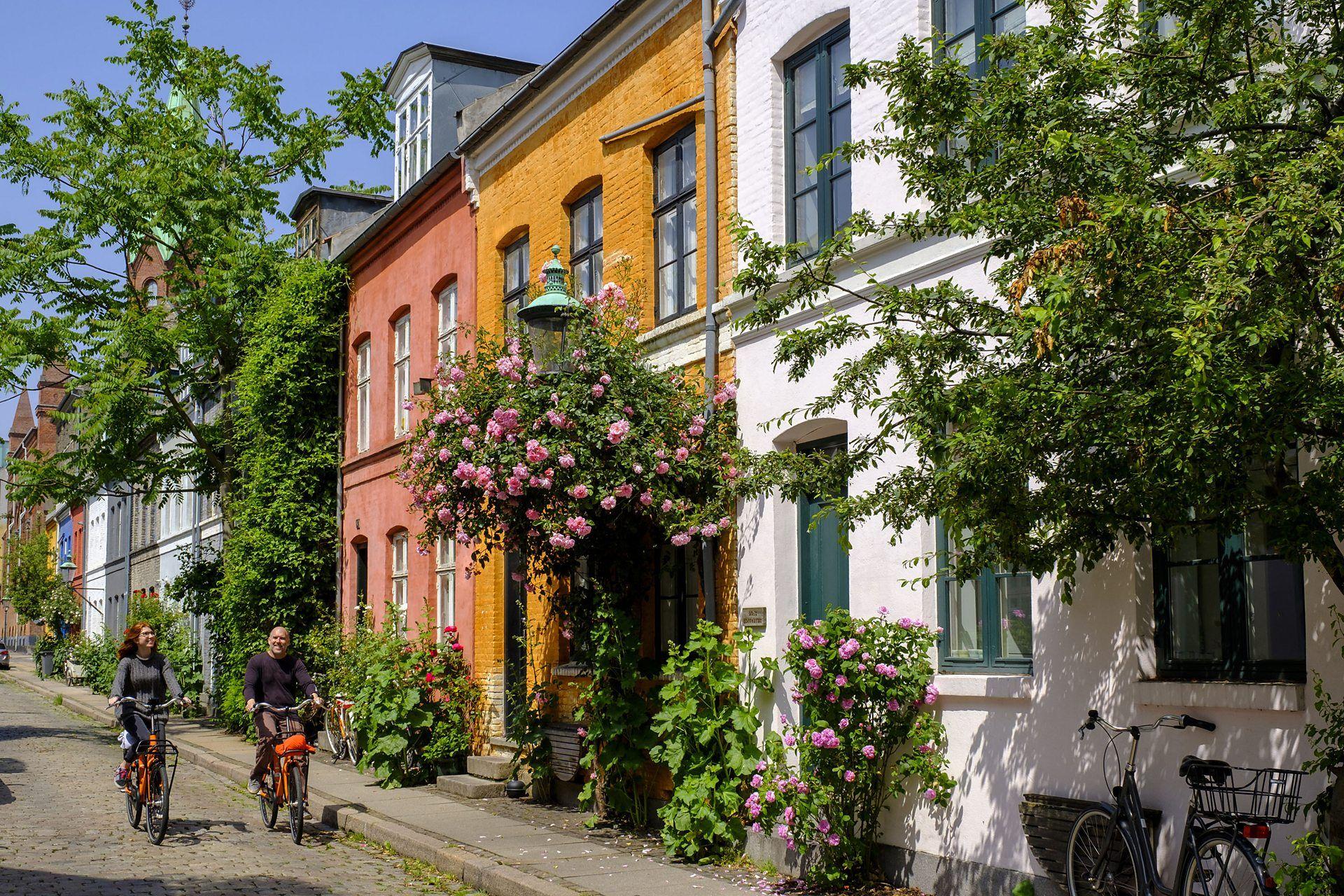 Dos personas en bicicleta por una calle de Copenhague, ciudad que encabez&oacute; el &Iacute;ndice Global de Habitabilidad por segundo a&ntilde;o consecutivo.