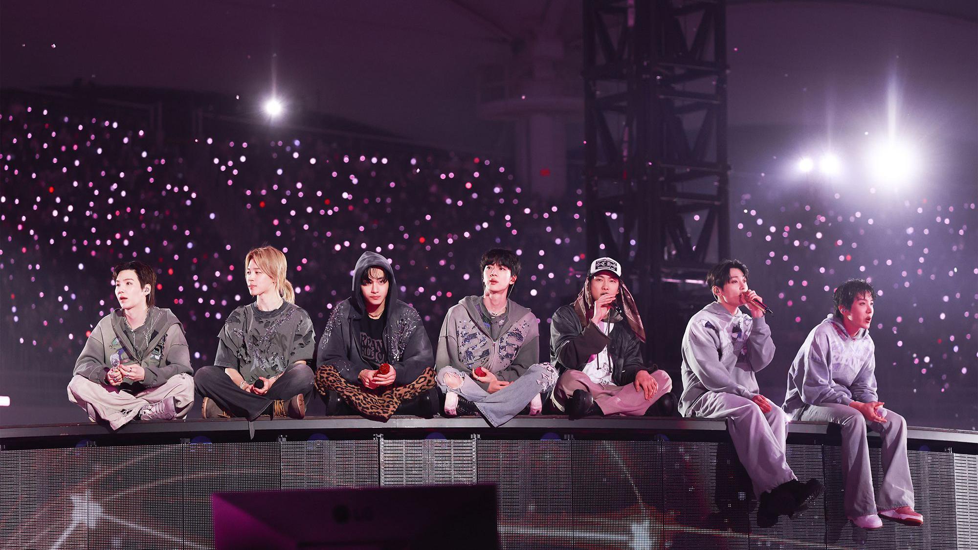 Los integrantes de BTS se dirigen al público en el estadio de Goyang a principios de abril.