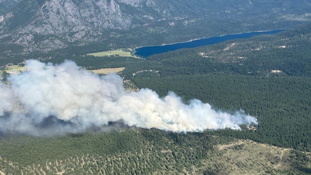 Una vista a&eacute;rea de una columna de humo de un incendio forestal cerca del r&iacute;o Lussier, en Columbia Brit&aacute;nica.