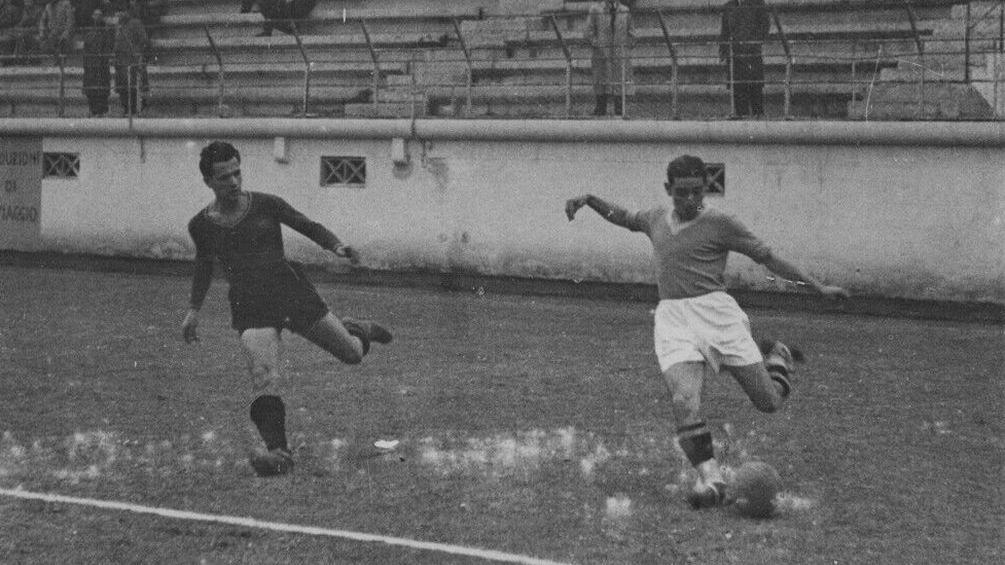 Guarisi se prepara para patear el bal&oacute;n, observado por un rival, durante un partido del equipo italiano Lazio