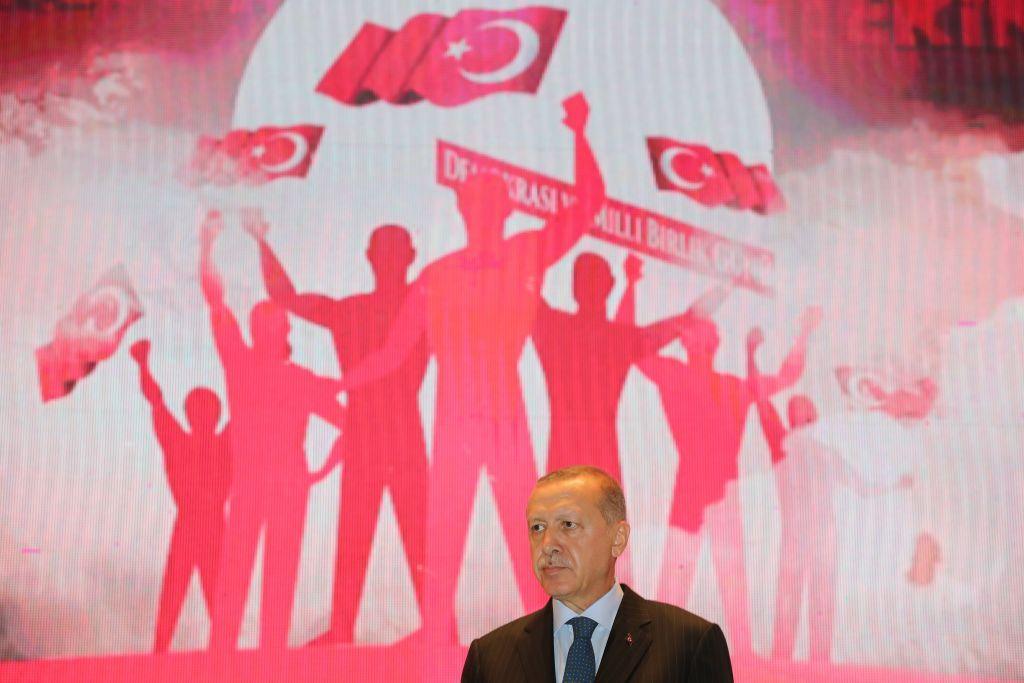 El presidente turco, Recep Tayyip Erdogan, se dirige a la multitud en el Puente de los M&aacute;rtires del 15 de Julio durante los actos del D&iacute;a de la Democracia y la Unidad Nacional del 15 de Julio, conmemorando el segundo aniversario del golpe de Estado derrotado del 15 de Julio en Estambul, Turqu&iacute;a, el 15 de julio de 2018.