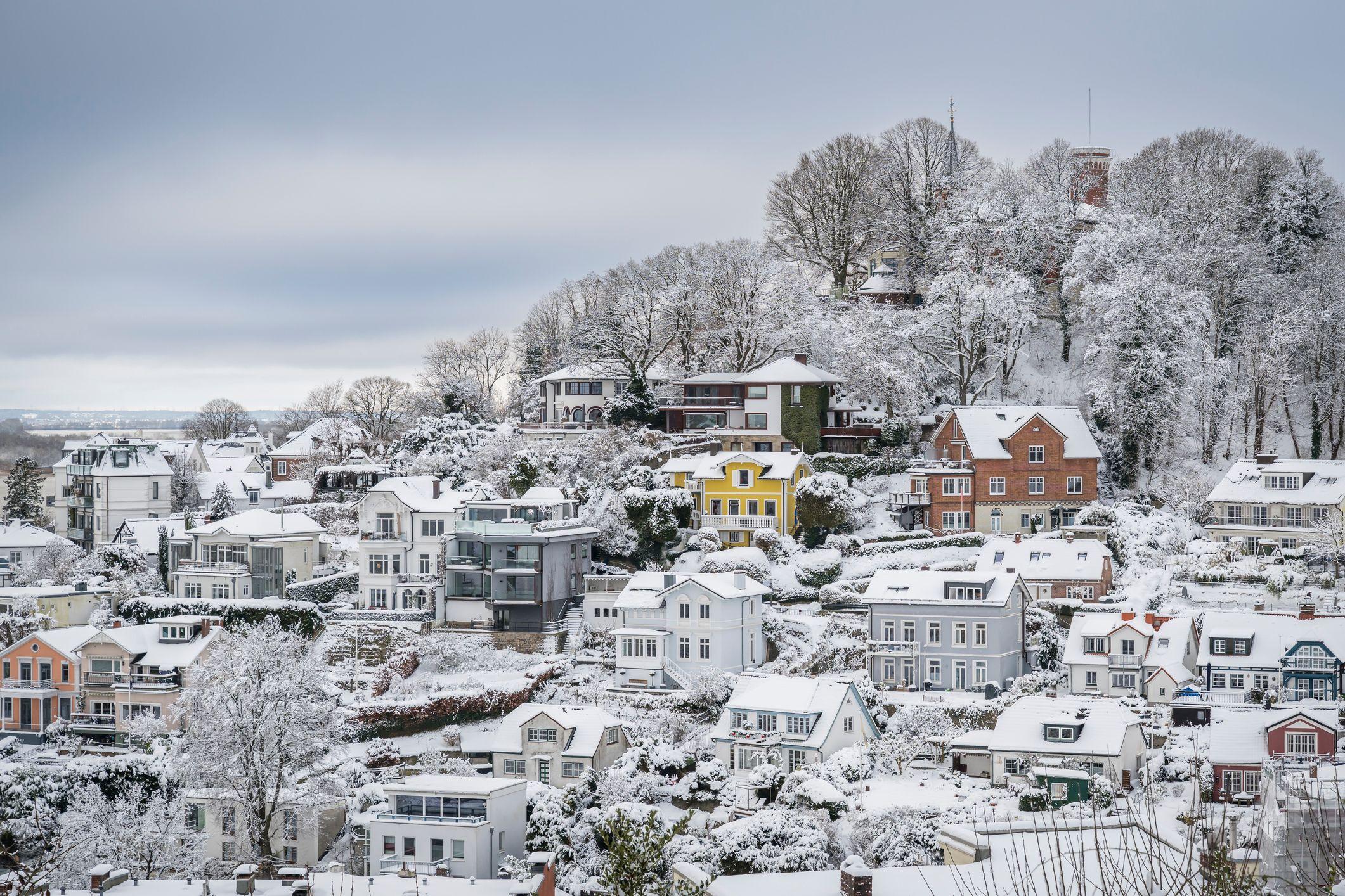Una fotograf&iacute;a panor&aacute;mica de un pueblo nevado. 