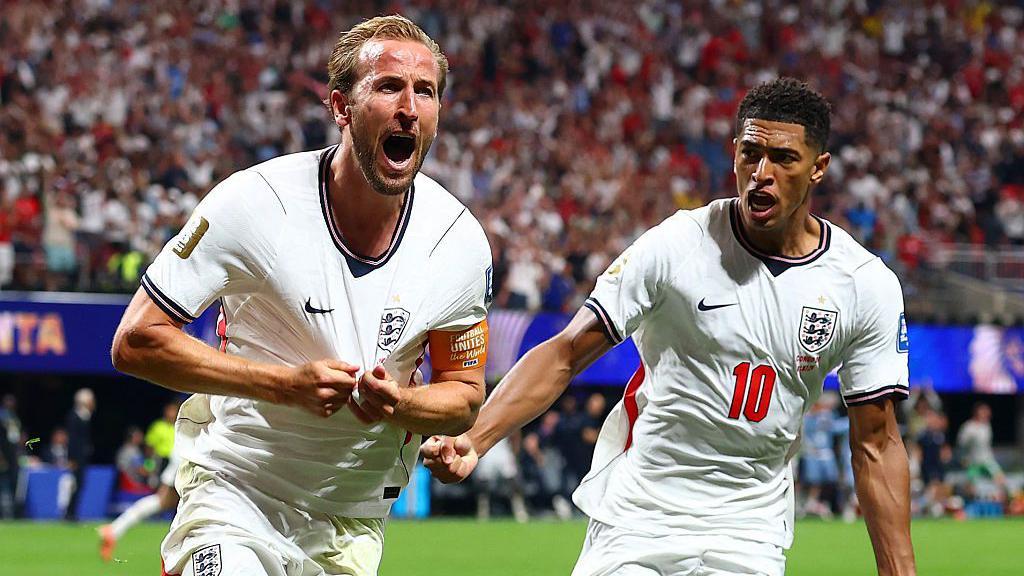 Harry Kane, de Inglaterra, celebra con su compa&ntilde;ero Jude Bellingham tras marcar el primer gol de su equipo durante el partido de dieciseisavos de final del Mundial de f&uacute;tbol 2026 entre Inglaterra y Rep&uacute;blica Democr&aacute;tica del Congo en el estadio de Atlanta, Estados Unidos.