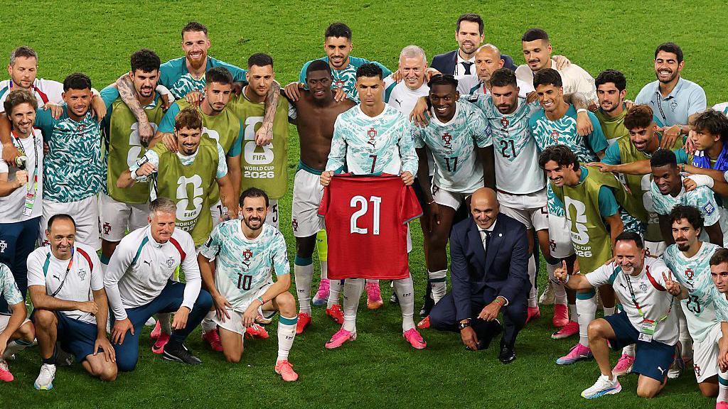 Cristiano Ronaldo sostiene en alto la camiseta '21' de Diogo Jota para Portugal