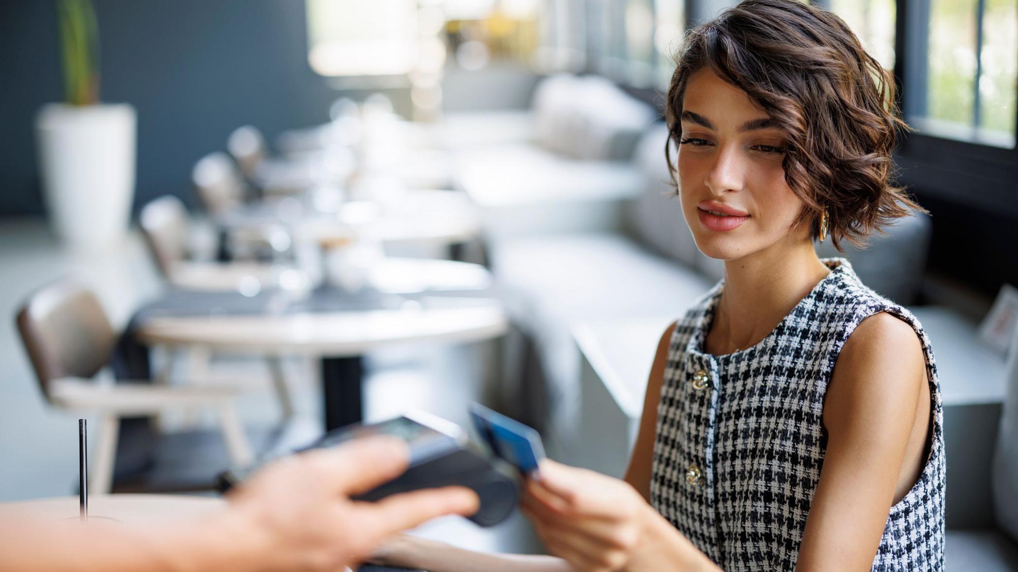 Mujer pagando con una tarjeta de cr&eacute;dito