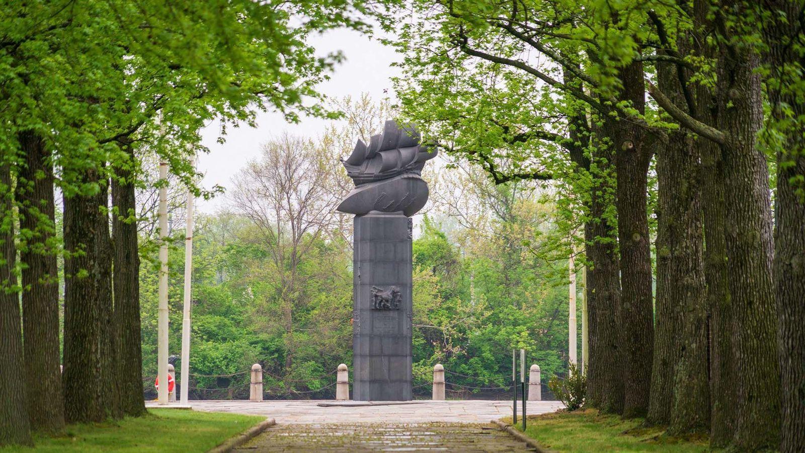 Monolito de granito con una escultura del barco Kalmar Nyckel en lo alto en el parque de Fuerte Cristina. 