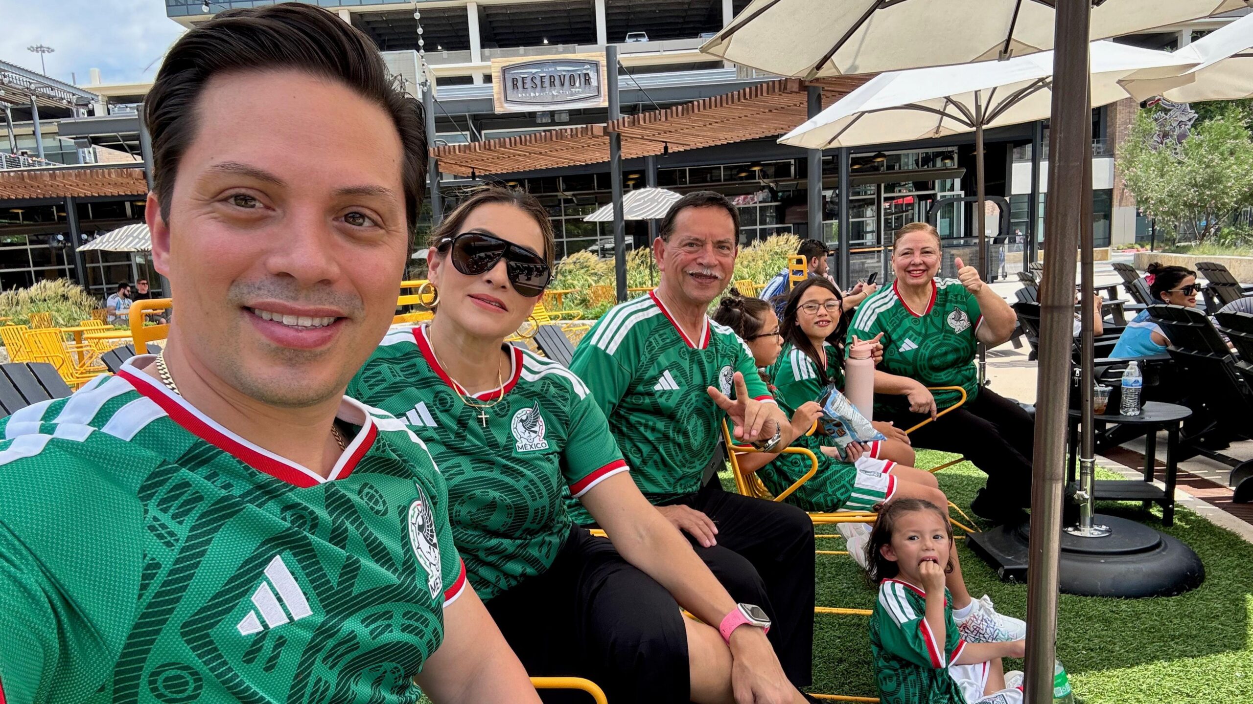 Sergio Enrique Alvarado Montalvo se toma una selfie con su familia, todos luciendo una camiseta de M&eacute;xico.