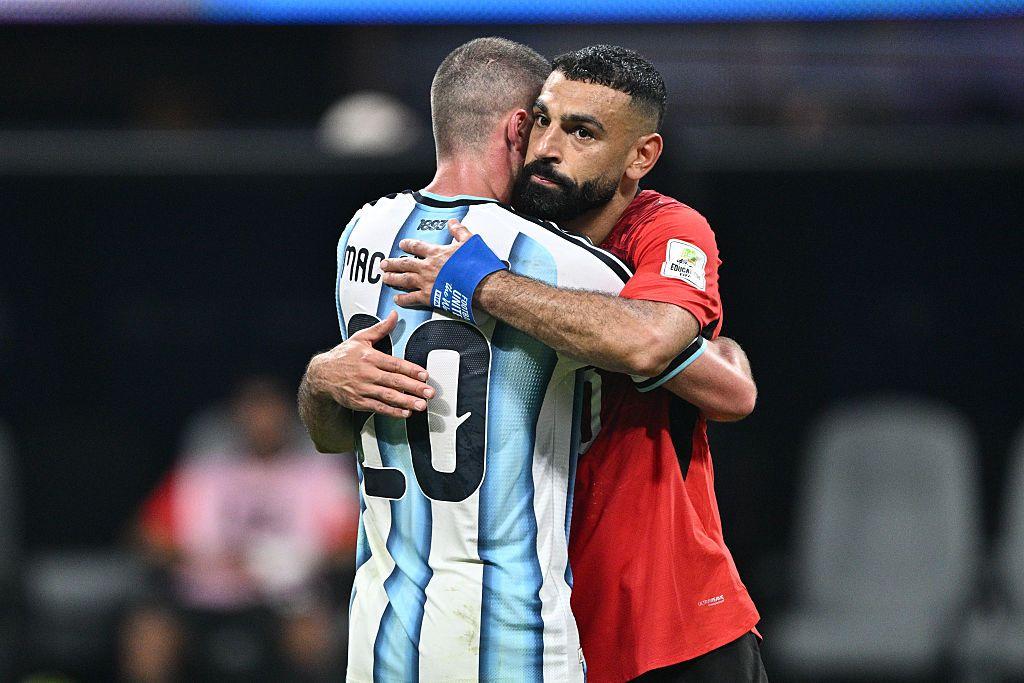 Salah se abrazo al argentino Mac Allister al terminar el partido. 
