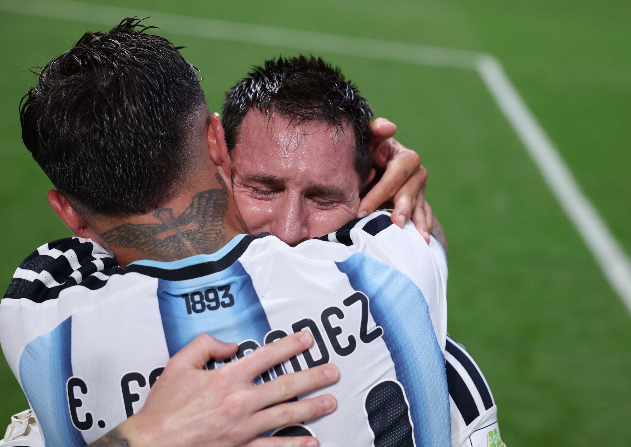 Messi abraza a Enzo Fern&aacute;ndez, y se ven l&aacute;grimas en su rostro.