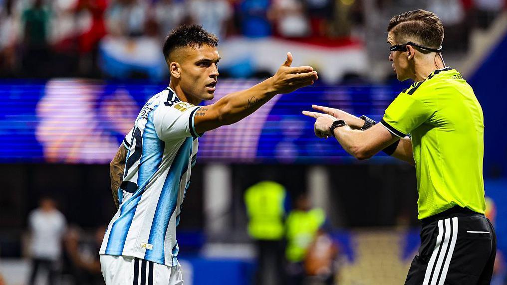 El argentino Lautaro Mart&iacute;nez reclama al &aacute;rbitro en un lance del Argentina-Egipto. 