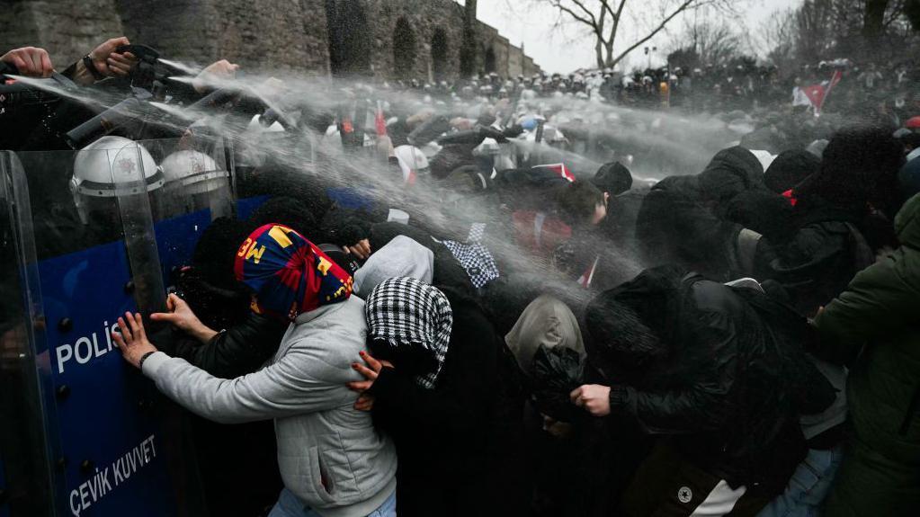 La polic&iacute;a antidisturbios turca utiliz&oacute; gases lacrim&oacute;genos para dispersar a los manifestantes durante una protesta en apoyo del alcalde arrestado de Estambul en marzo de 2025.