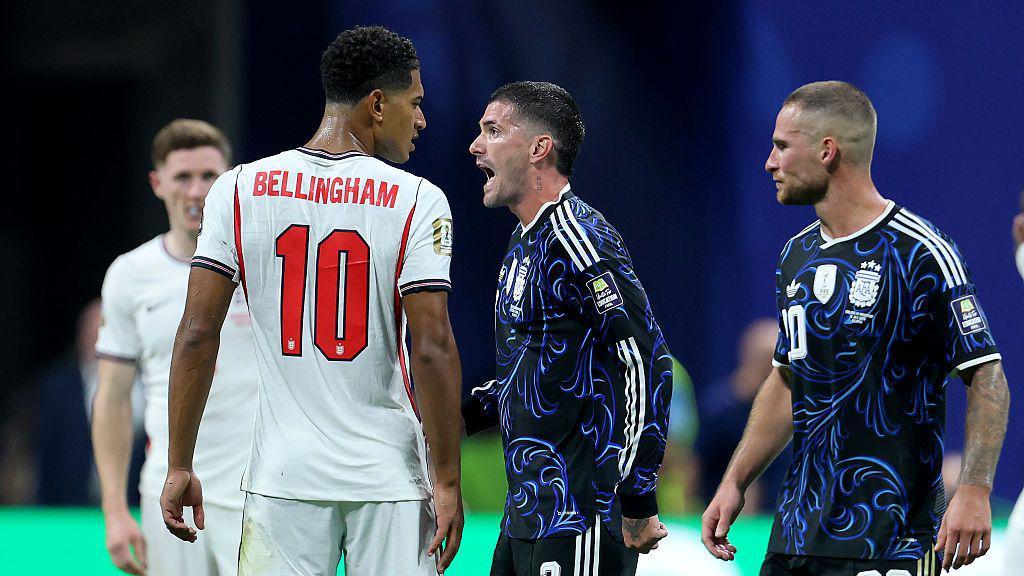 Jude Bellingham de la selecci&oacute;n de Inglaterra y Rodrigo De Paul de Argentina en un incidente durante el partido de semifinales de la Copa Mundial de la FIFA 2026 entre Inglaterra y Argentina en el Estadio de Atlanta el 15 de julio de 2026 en Atlanta, Estados Unidos
