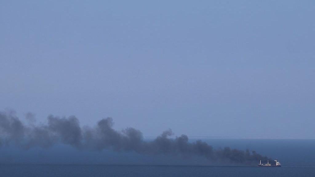 Barco envuelto en humo