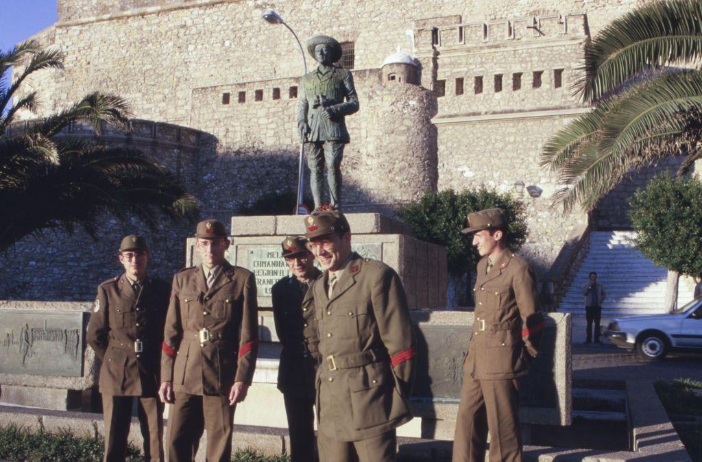 Soldados españoles posan frente a la estatua del general Francisco Franco en el enclave de Melilla en febrero de 1987.