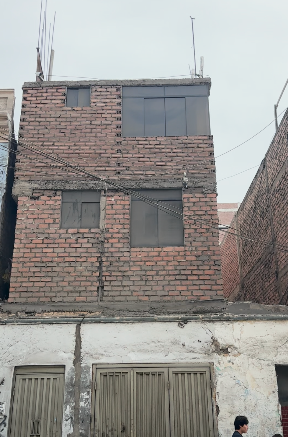 Ejemplo de pisos construidos sin aparente asesoría en un barrio de Lima. 