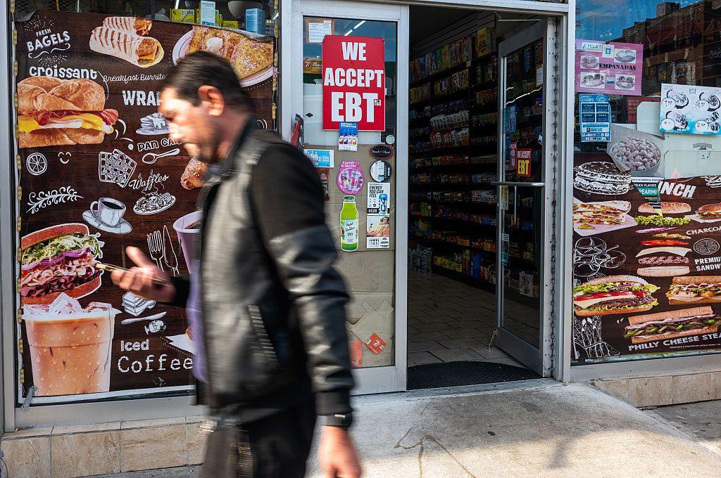 Un letrero que dice "Aceptamos EBT" (tarjeta de asistencia social) está colocado en el exterior de una tienda de delicatessen el 6 de noviembre de 2025, en el distrito de Brooklyn, en la ciudad de Nueva York.
