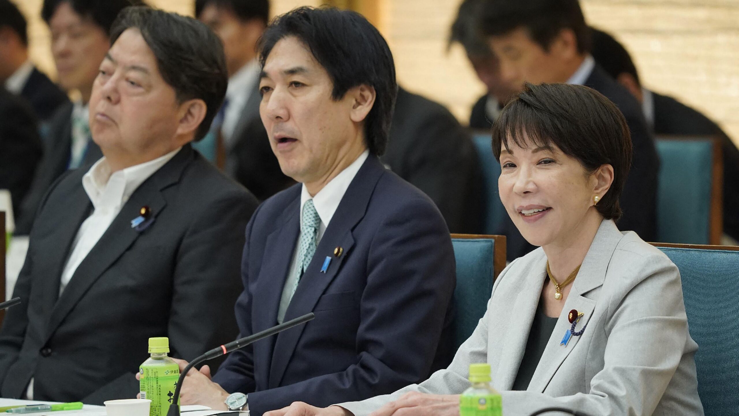 Sanae Takaichi sentada junto a otros políticos