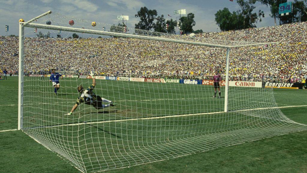 Roberto Baggio, de Italia, lanza su penalti por encima del travesa&ntilde;o, d&aacute;ndole la victoria a Brasil en la final del Mundial de 1994.