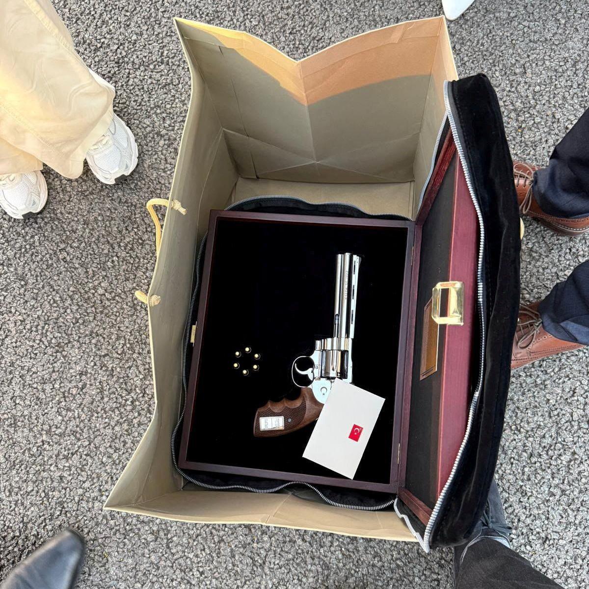 Rev&oacute;lver regalado por Erdogan en su caja y bolsa.