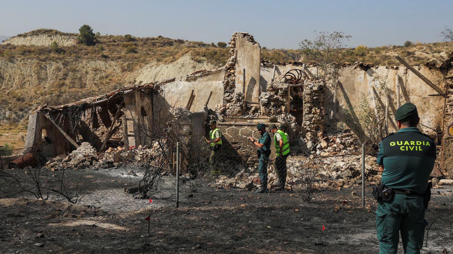 Agentes de la Guardia Civil espa&ntilde;ola llevan a cabo una investigaci&oacute;n durante un incendio forestal en Almoca&iacute;zar, en las inmediaciones de Los Gallardos, Almer&iacute;a