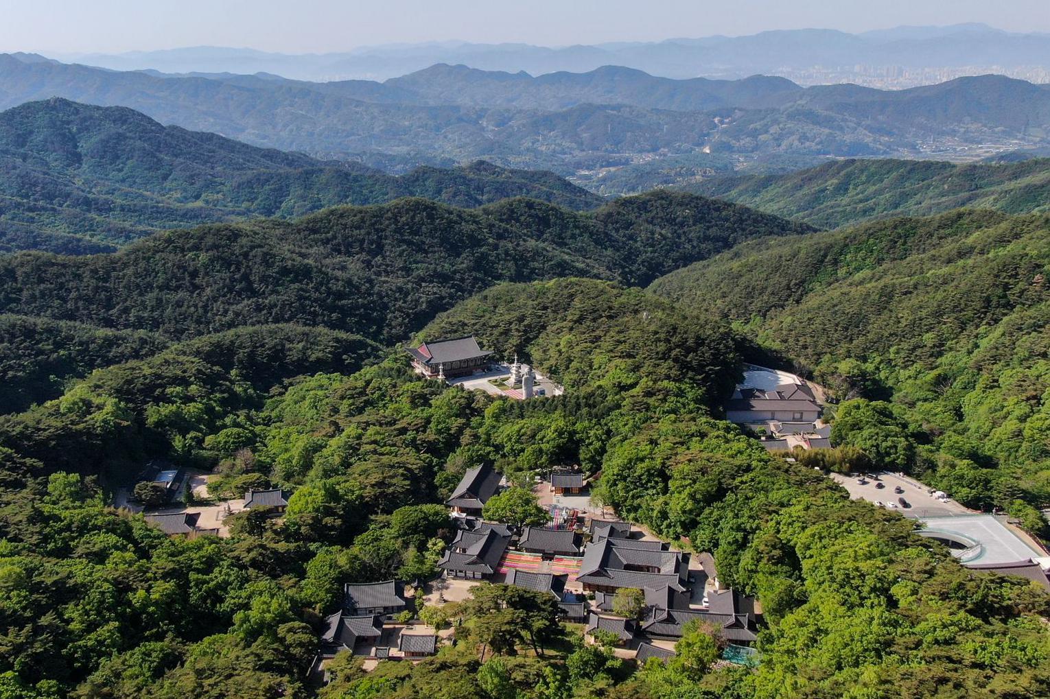 Vista a&eacute;rea del templo de Donghwasa, rodeado de un denso bosque en las monta&ntilde;as cercanas a Daegu, Corea del Sur
