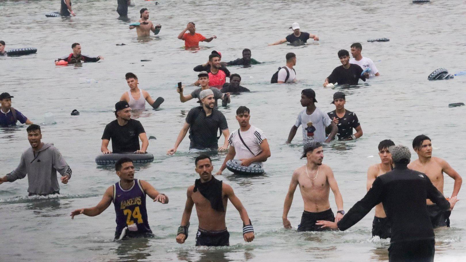 Un grupo de migrantes permanece en la playa cerca del paso fronterizo de Tarajal en Ceuta, España, el 31 de julio de 2026.